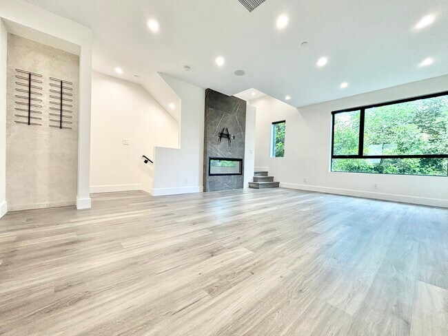 Building Photo - 18303 Oakbury Cir