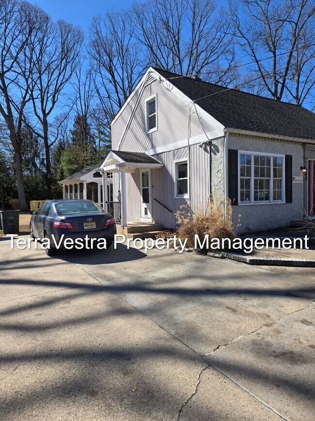 Building Photo - Now Showing for 2026-2027 School Year Glassboro 4 Bed 2.5 Bath