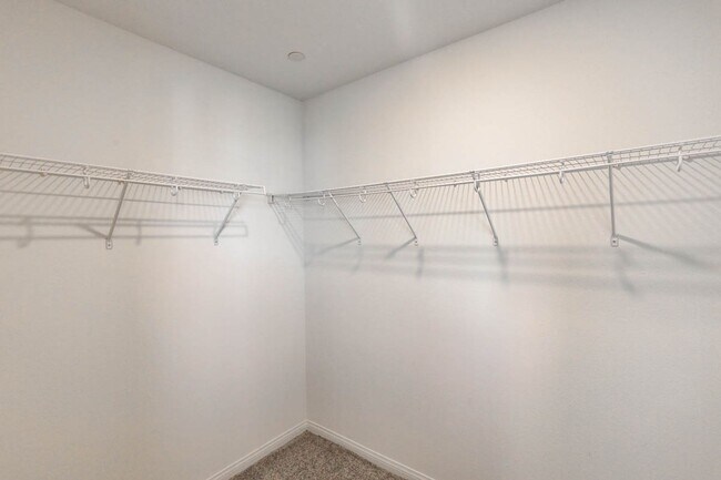 Building Photo - INSPIRADA BEAUTY WITH BED AND FULL BATH ON 1ST FLOOR