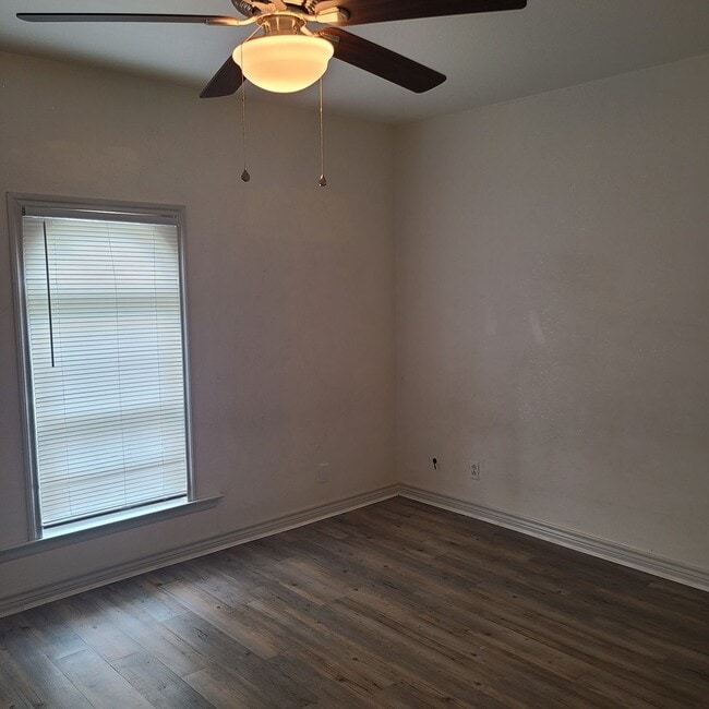 Building Photo - Spacious 2 BR/2.5 bath townhome near the Medical Center w/a fenced in yard!