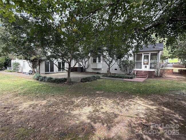 Building Photo - 2610 Providence Rd