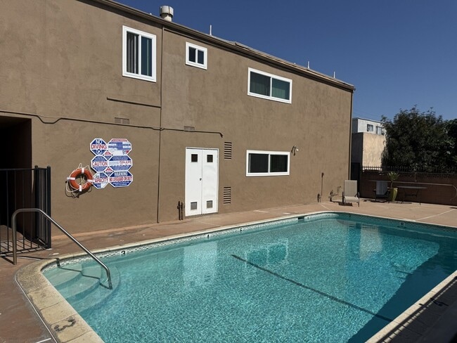 Building Photo - 7503 Hazeltine Ave