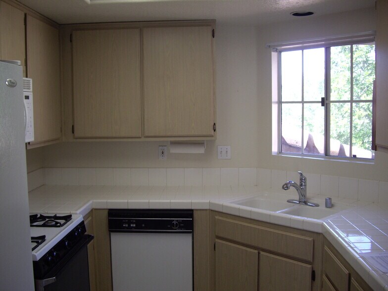 Kitten in-process of updating with high-end cabinets and appliances before move-in date. - 10 Abrigo