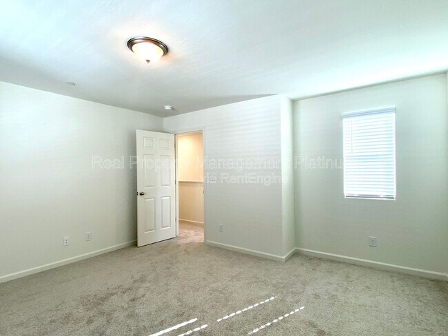 Building Photo - 2273 N Raleigh Dr