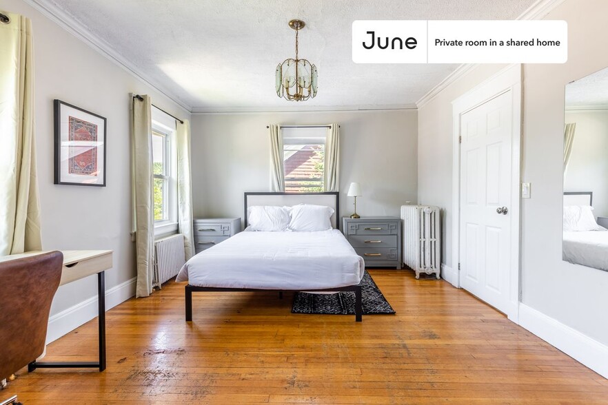 Building Photo - Private bedroom in 9 bed/2 bath Home