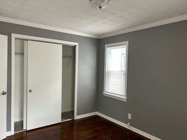 Building Photo - Spacious 3-Bedroom, 2-Bath House in South Euclid
