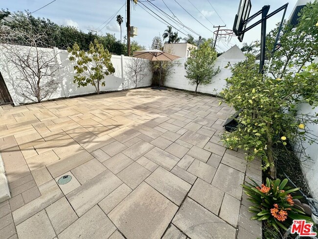 Building Photo - 128 S Swall Dr