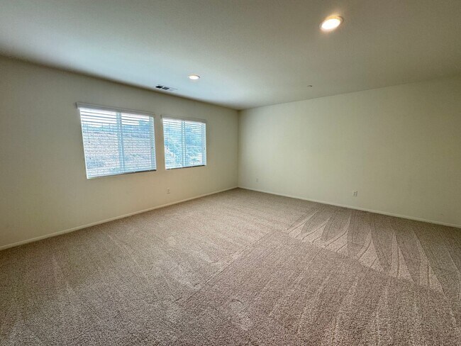 Building Photo - Beautiful 5Bd/3.5Ba Home in Cul-de-Sac in Riverside w/new Turf Back Yard and New Carpet!