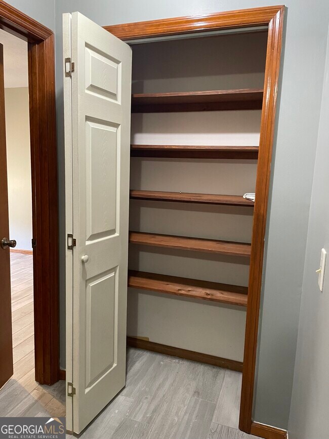 Building Photo - 211 N Woodvalley Dr