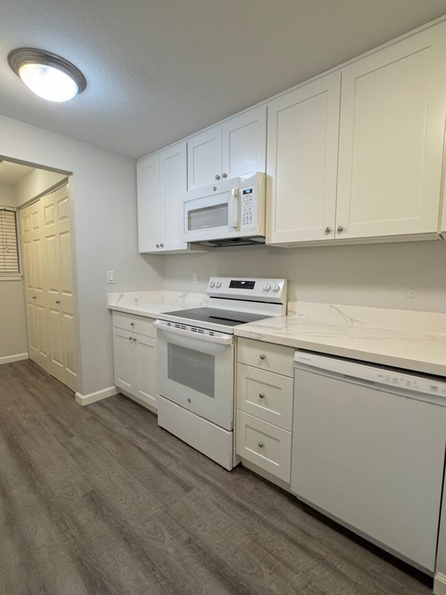 Building Photo - 2Bd/2Ba Kirkland Condo