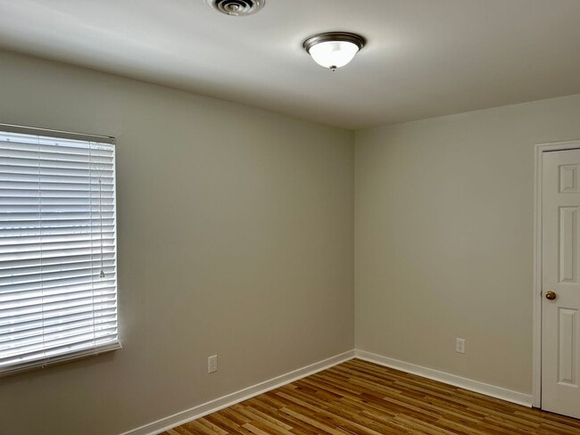 Building Photo - Charming 3 bedroom, 2.5 bath cottage within minutes to Shoppes at Willow Lawn, Carytown