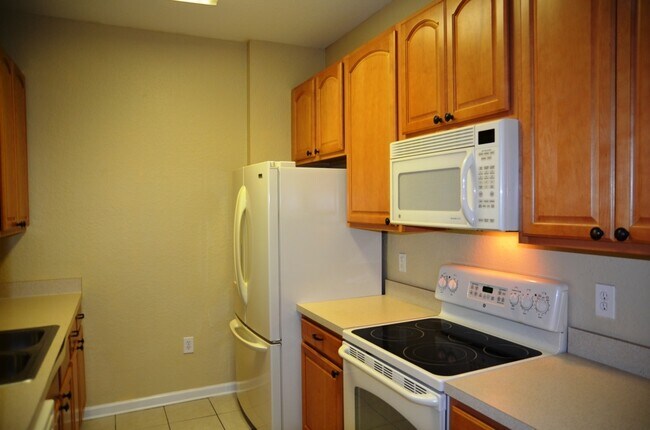 Building Photo - Cute 3/2 Condo in Horizons at Vista Lakes (Gated) with Updated Flooring and Front Parking Space