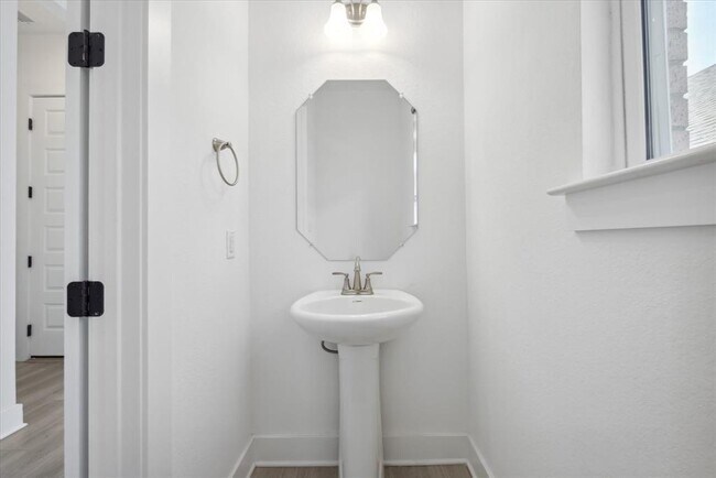 Building Photo - 1325 Kneehigh Ln