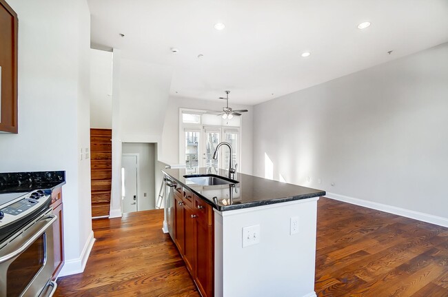 Building Photo - Beautiful Townhome in First Ward!