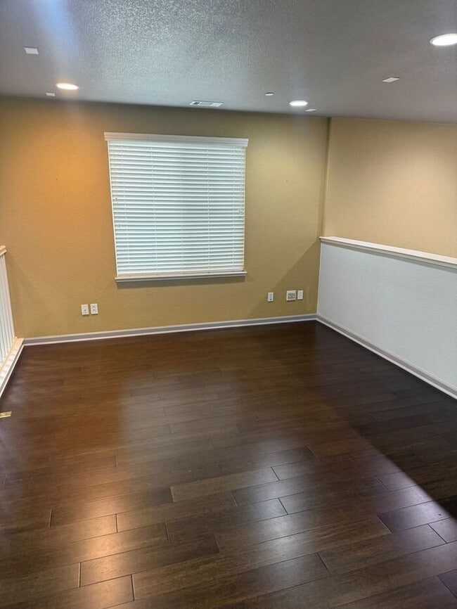 Building Photo - Beautiful 3 Bedrooms 2.5 Bath