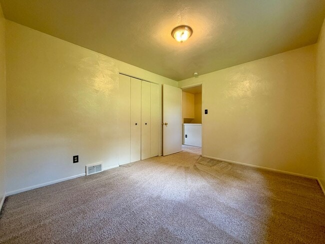 Building Photo - 450 Mower Dr