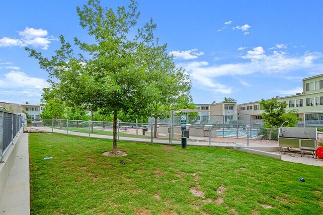 Building Photo - 604 N Bluff Dr