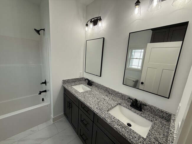 Building Photo - 1009 W Main St