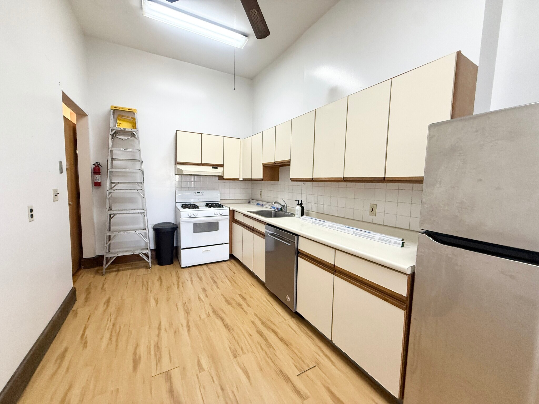 Building Photo - 145 Hillside St