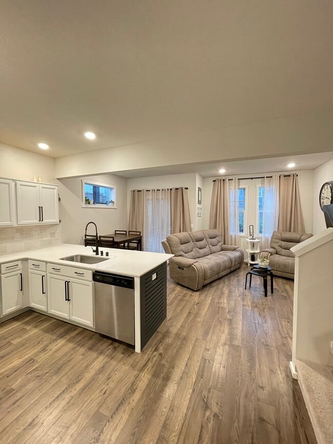 Building Photo - 6312 NE 61st Ave