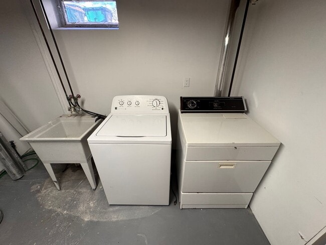 Building Photo - AVAILABLE NOW! Gorgeous, Newly Renovated 5 Bedroom, 2 Bathroom Single Family Home w/Huge Fenced I...