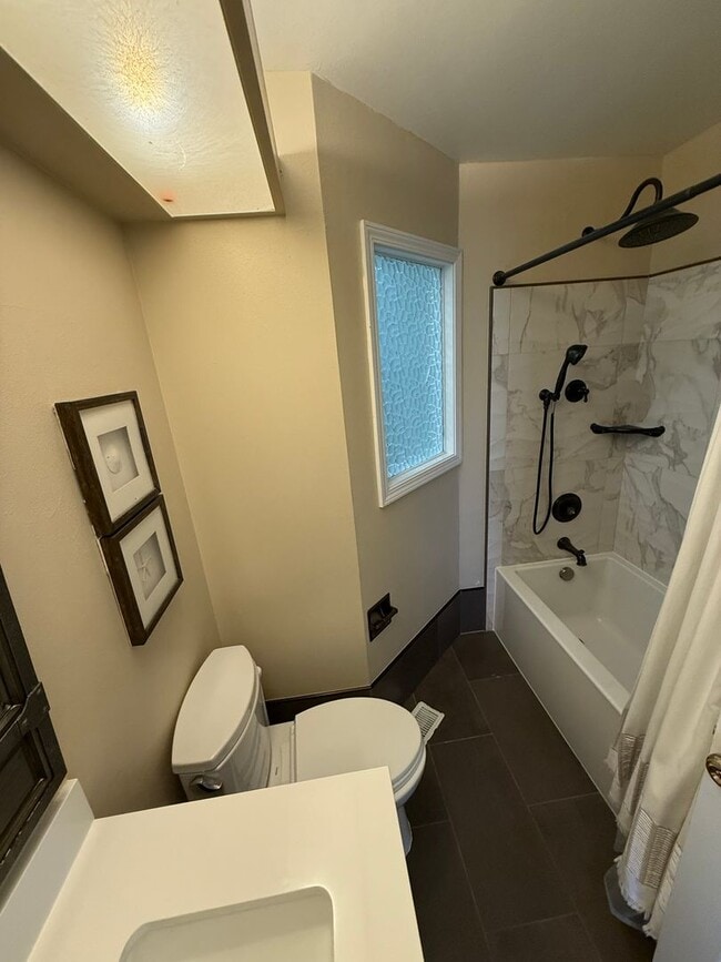 Building Photo - Entertainer’s Dream in NE Portland – Fully...