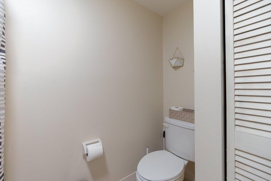 Building Photo - 393 Lake Arbor Dr