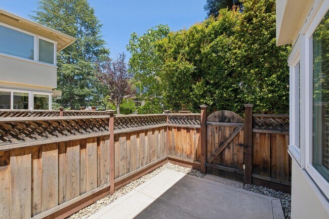 Building Photo - Luxury Apartment Available in gated Community downtown Palo Alto!