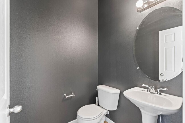 Building Photo - Bright, spacious 3-bdrm/2.5 bath Tigard townhome. Fireplace, balcony, 2-car garage, W/D