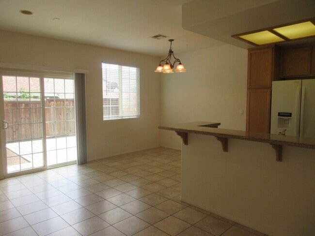 Building Photo - Wonderful 3 bedroom, 2.5 bath townhome on ...