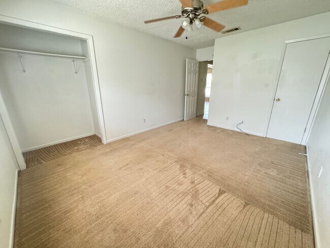 Building Photo - 2404 Shoemaker Dr