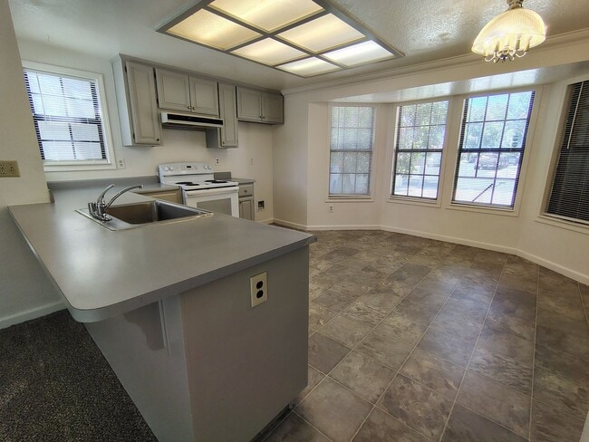 Building Photo - 932 Inez Dr