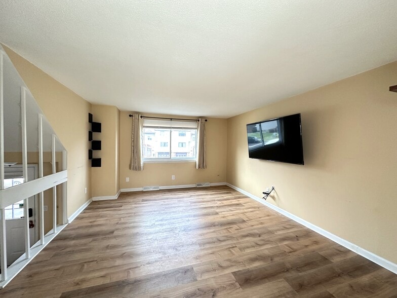 Building Photo - 362 Cameco Cir