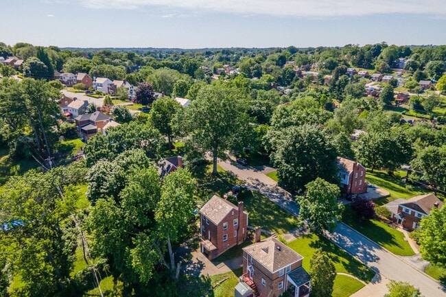 Building Photo - AVAILABLE JULY 1ST!! Don't miss this STUNNING 3 bedroom!