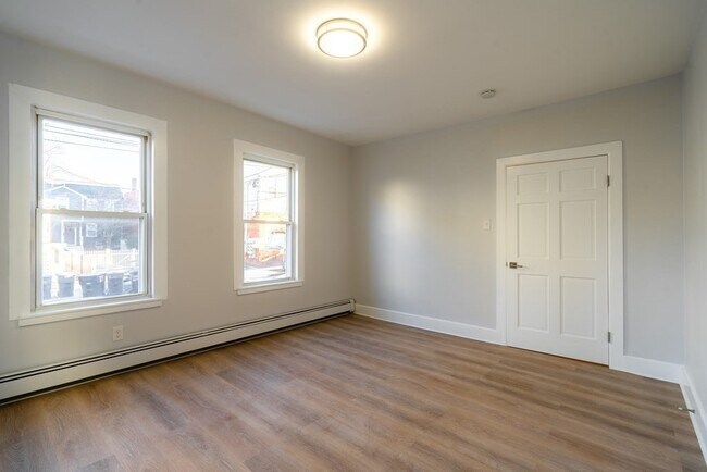 Building Photo - 326 Hurley St