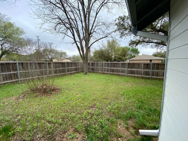 Building Photo - Beautiful 3/2 in Speegleville