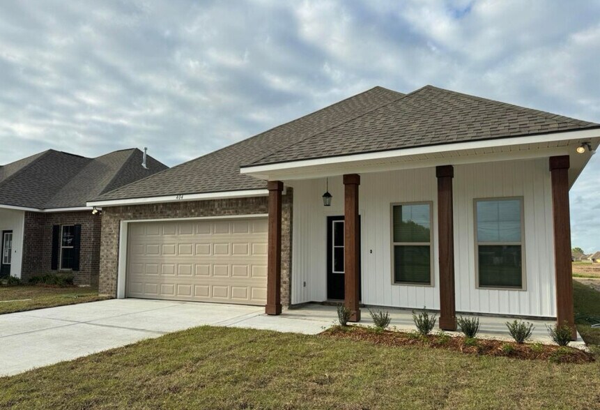 Primary Photo - 404 Weaver Way