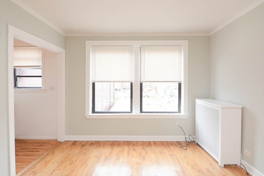 Building Photo - 744 W Belmont Ave