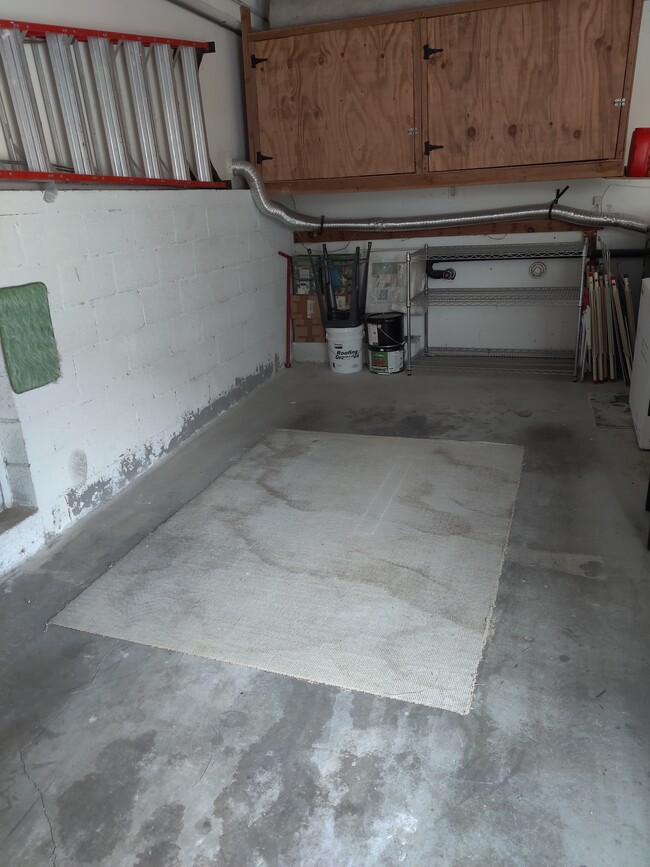 One car parking with storage - 117 Lighthouse Ct