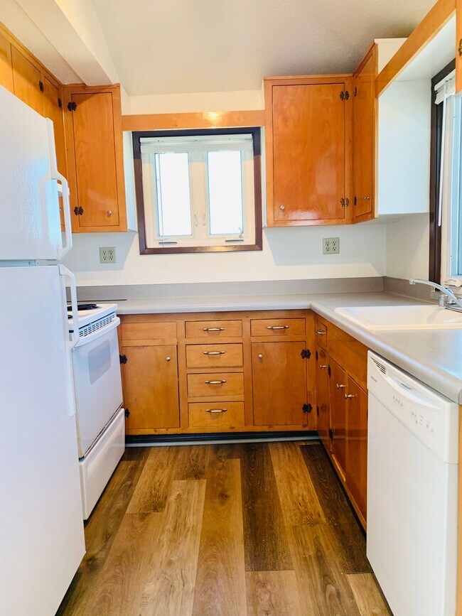 Building Photo - IS4