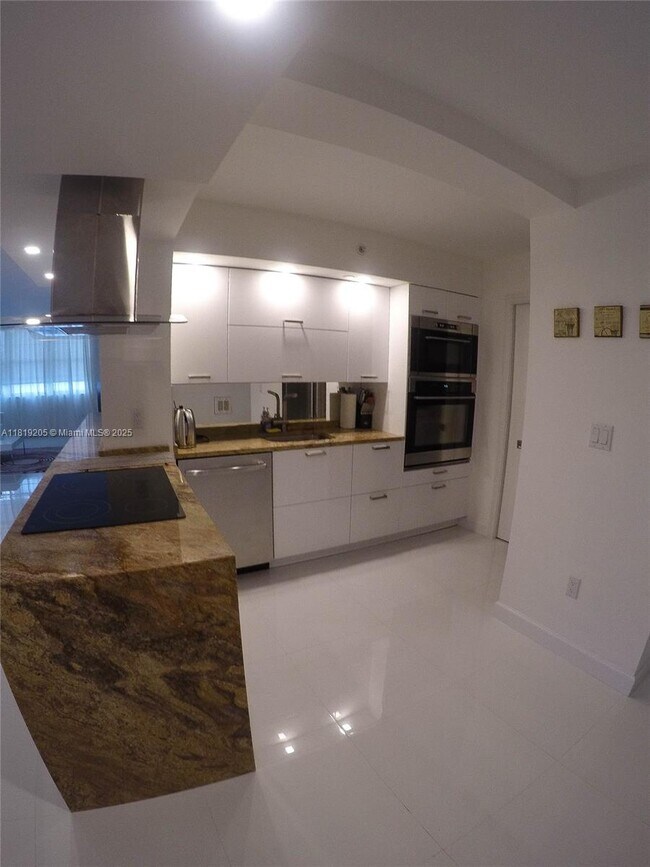 Building Photo - 6917 Collins Ave