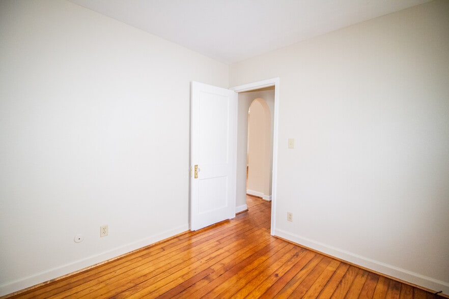 Building Photo - 4220 Caroline Ave