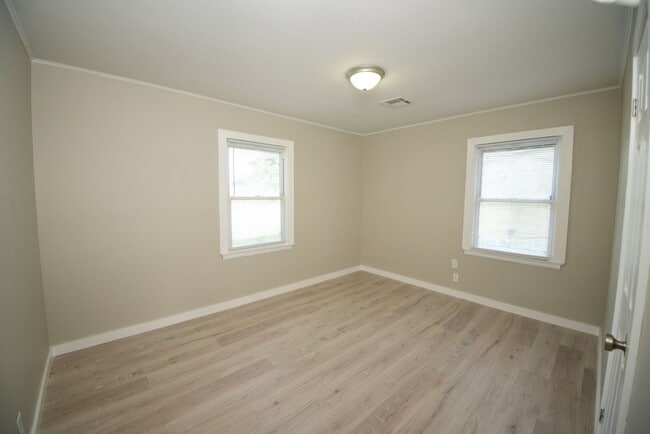 Building Photo - 424 S 73rd E Ave