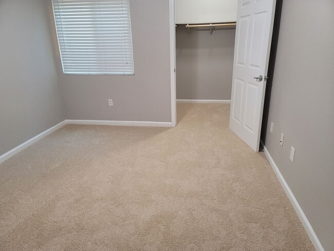 Building Photo - AVAILABLE NOW! 3 Bedroom Condo Near The Galleria