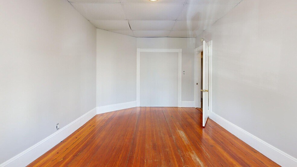 Building Photo - 346 Chelsea St