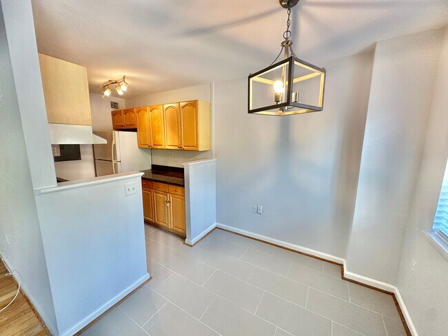 Building Photo - Spacious One Bedroom Condo In the Heart of Dupont - 17th/New Hampshire.