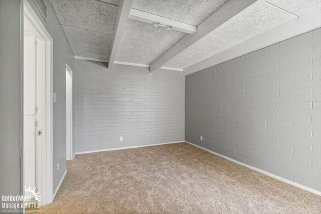 Building Photo - Beautifully Renovated 2Bdm 2Ba Apartment in Phoenix - MI Special