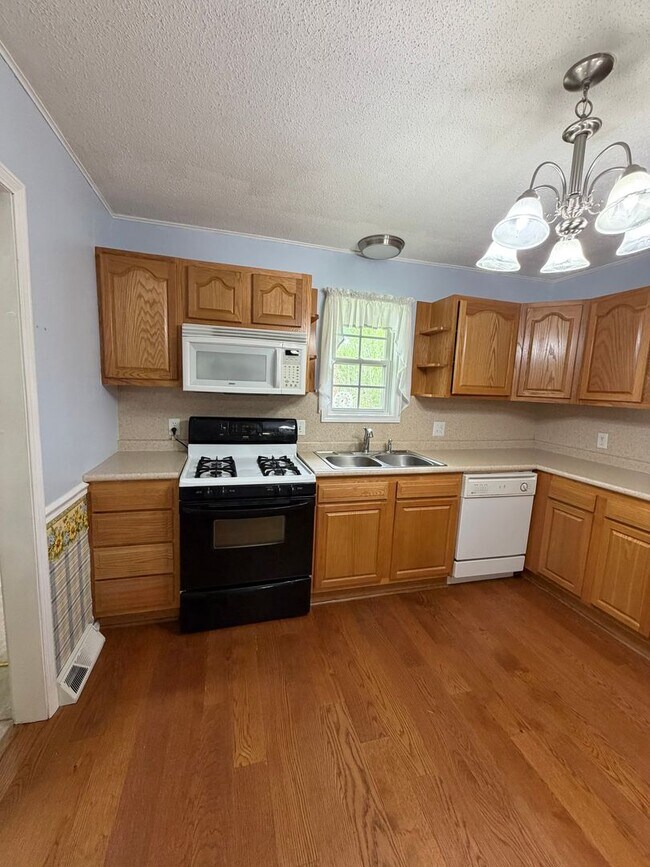 Building Photo - 3 Bedroom | 1 Bathroom | 2 Car Garage | Springfield MO!