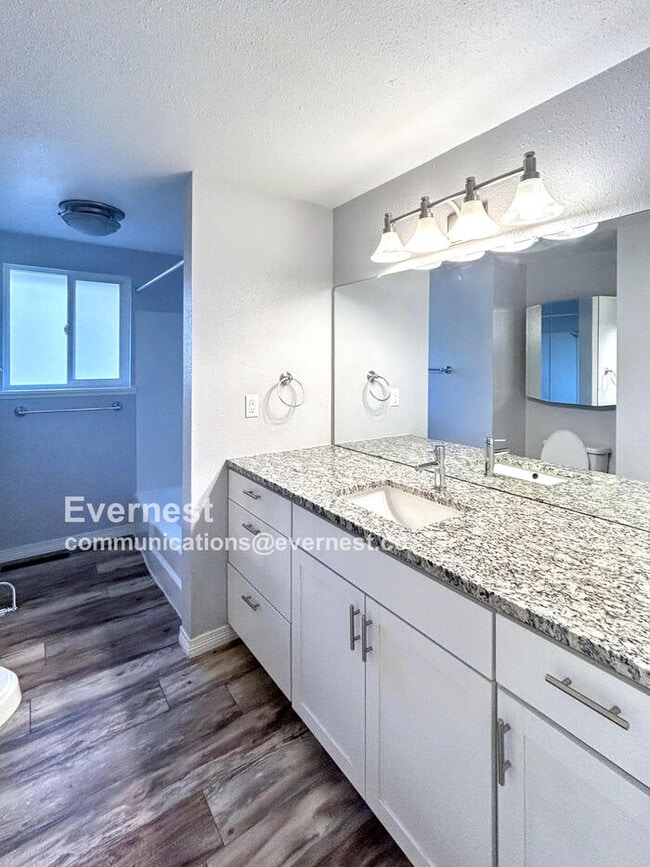 Building Photo - 2507 Flintridge Dr