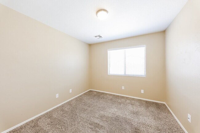 Building Photo - 15538 W Lisbon Ln